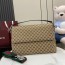구찌 GUCCI 웹 디테일의 미디엄 GG 크로스백 GU1342