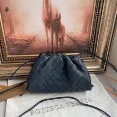 보테가 BOTTEGA VENETA 인트레치아토 만두백 BO0610