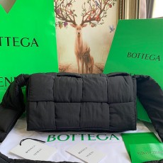 보테가 BOTTEGA VENETA 패디드 테크 카세트백 628951 BO0757