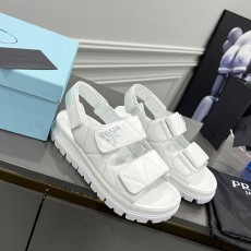 프라다 PRADA 여성 패디드 가죽샌들 PR0196