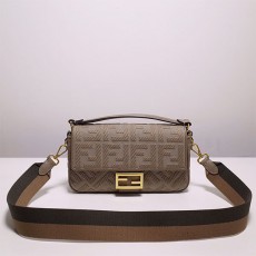 펜디 FENDI 아이코닉 바게트 크로스백 FD08384